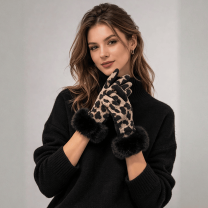 Luva Feminina Animal Print com Detalhe em Pelúcia